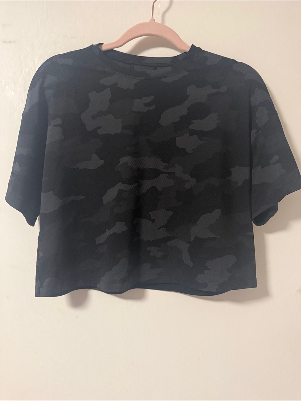 lululemon athletica Women's Black & Charcoal Camo Cropped Tee